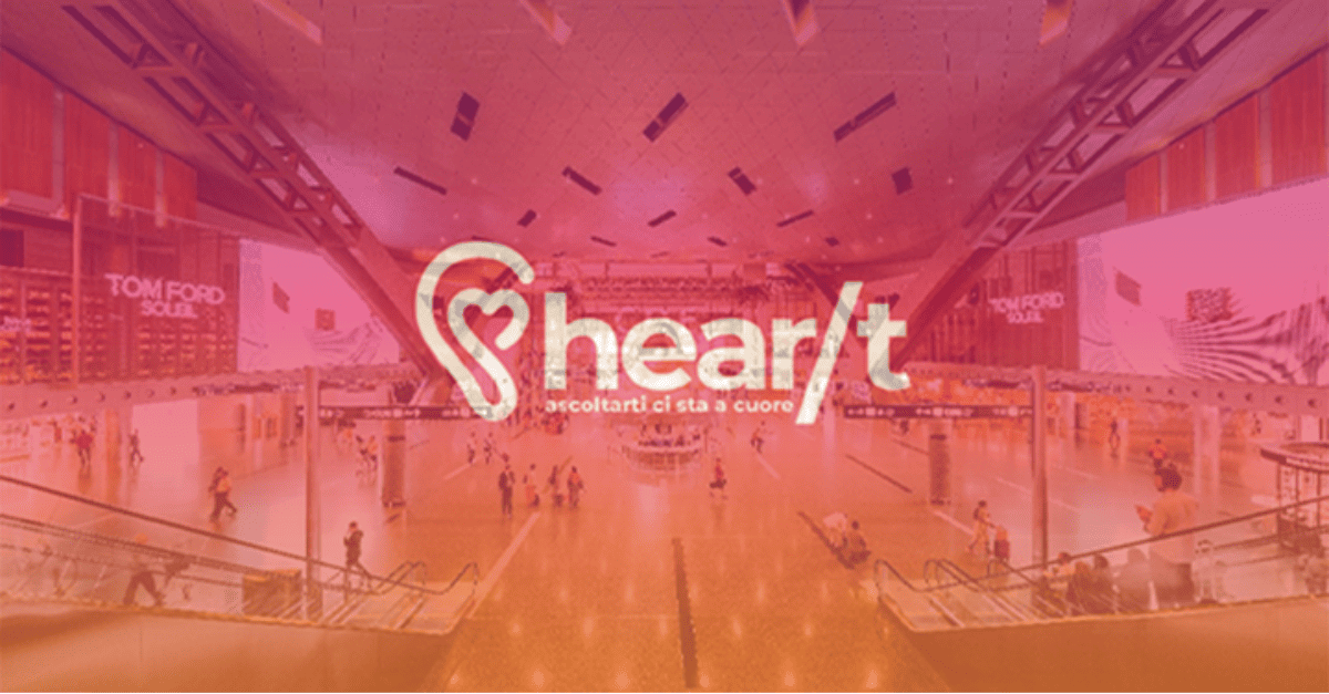 Foto illustrativa di un centro commerciale con logo Hear/t