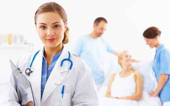 immagine di medici e paziente