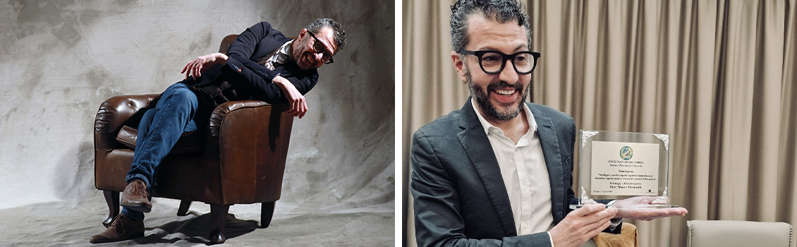 A sinistra Mauro Mottinelli seduto su una poltrona da psicologo, a destra Mauro Mottinelli che ritira un premio. 