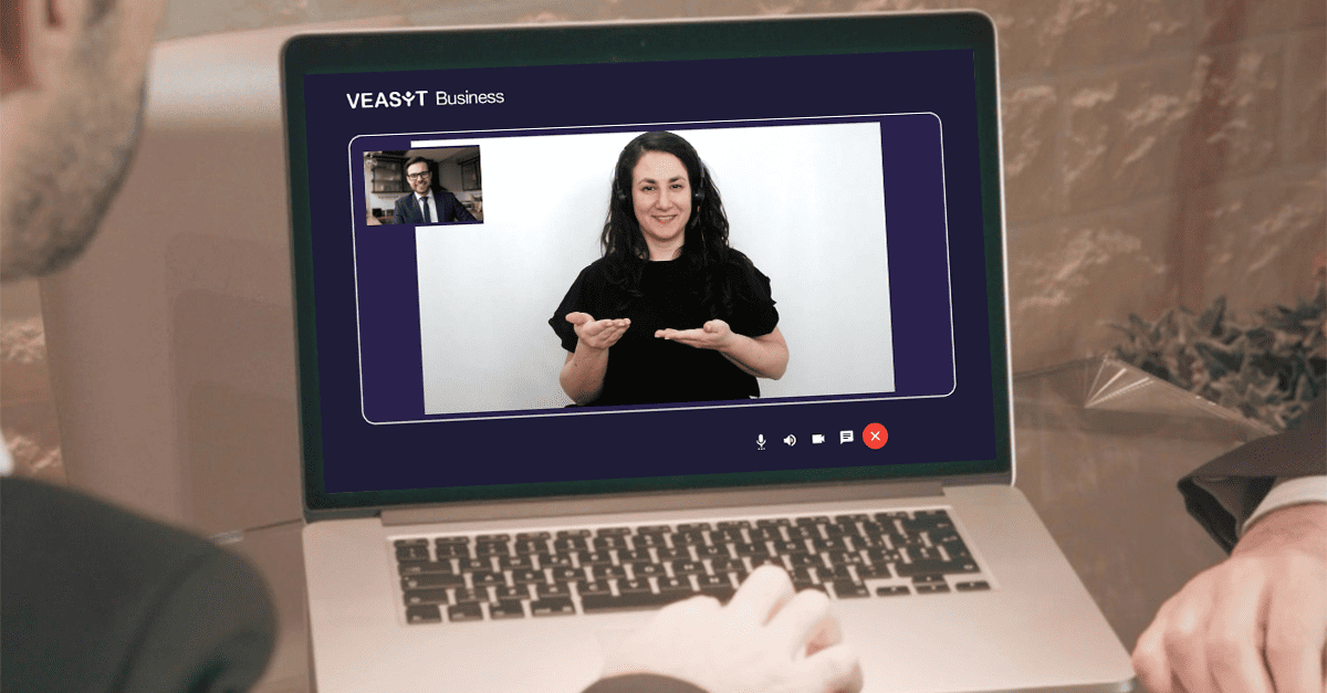 Due persone che avviano una video-chiamata da computer con un interprete LIS di VEASYT