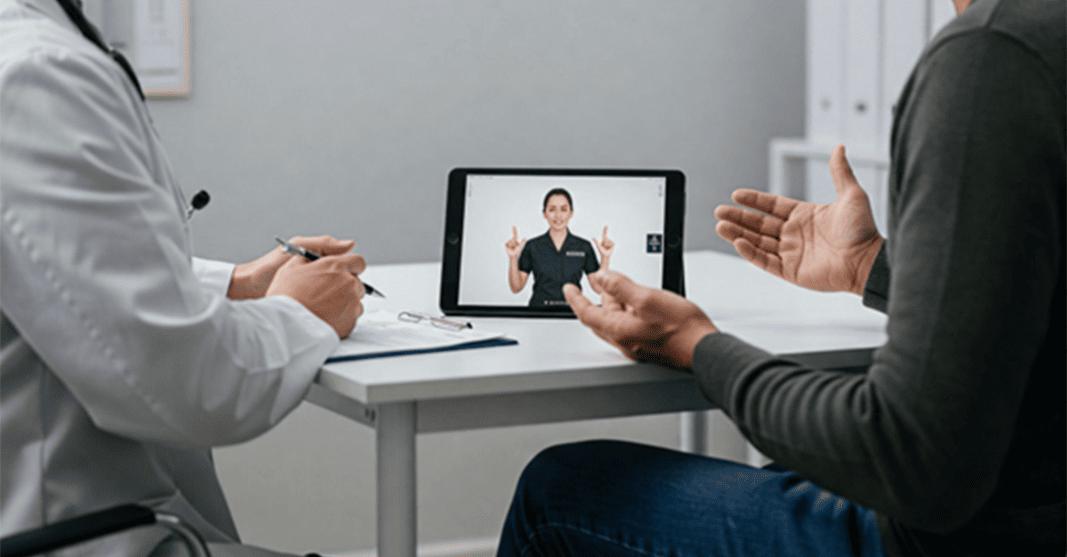 Un dottore ed un paziente sordo seduti ad un tavolo medico durante una visita, sul tavolo è posto un tablet con un interprete LIS collegata